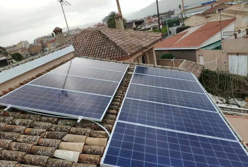 Φωτοβολταϊκά πλαίσια σε στέγη